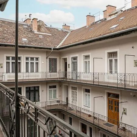 Szentkiralyi Apartman 2 *