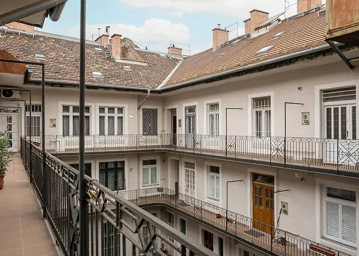 Szentkiralyi Apartman 2 *